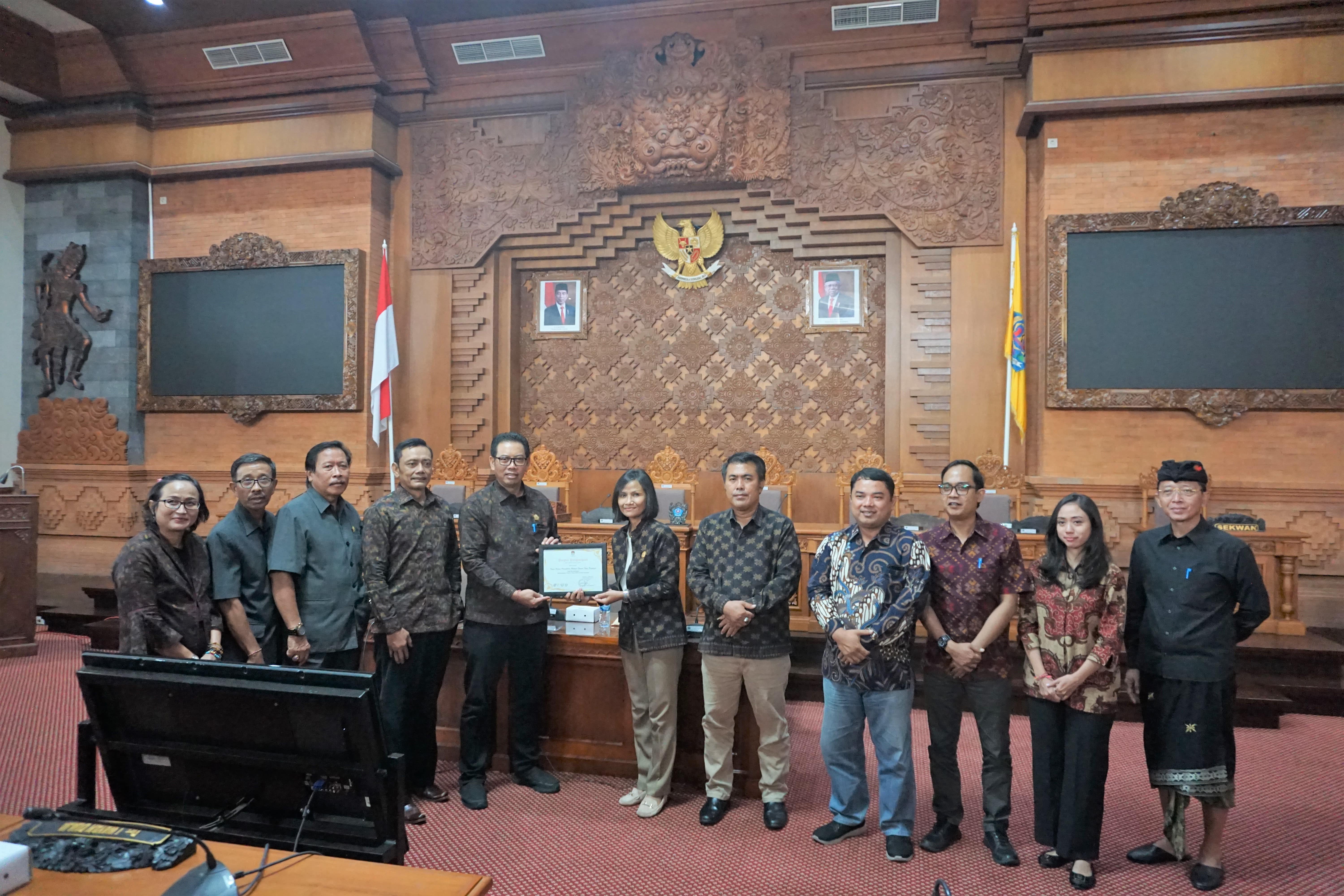 PERWAKILAN FRAKSI-FRAKSI DPRD KOTA DENPASAR TERIMA AUDENSI DARI KPU KOTA DENPASAR