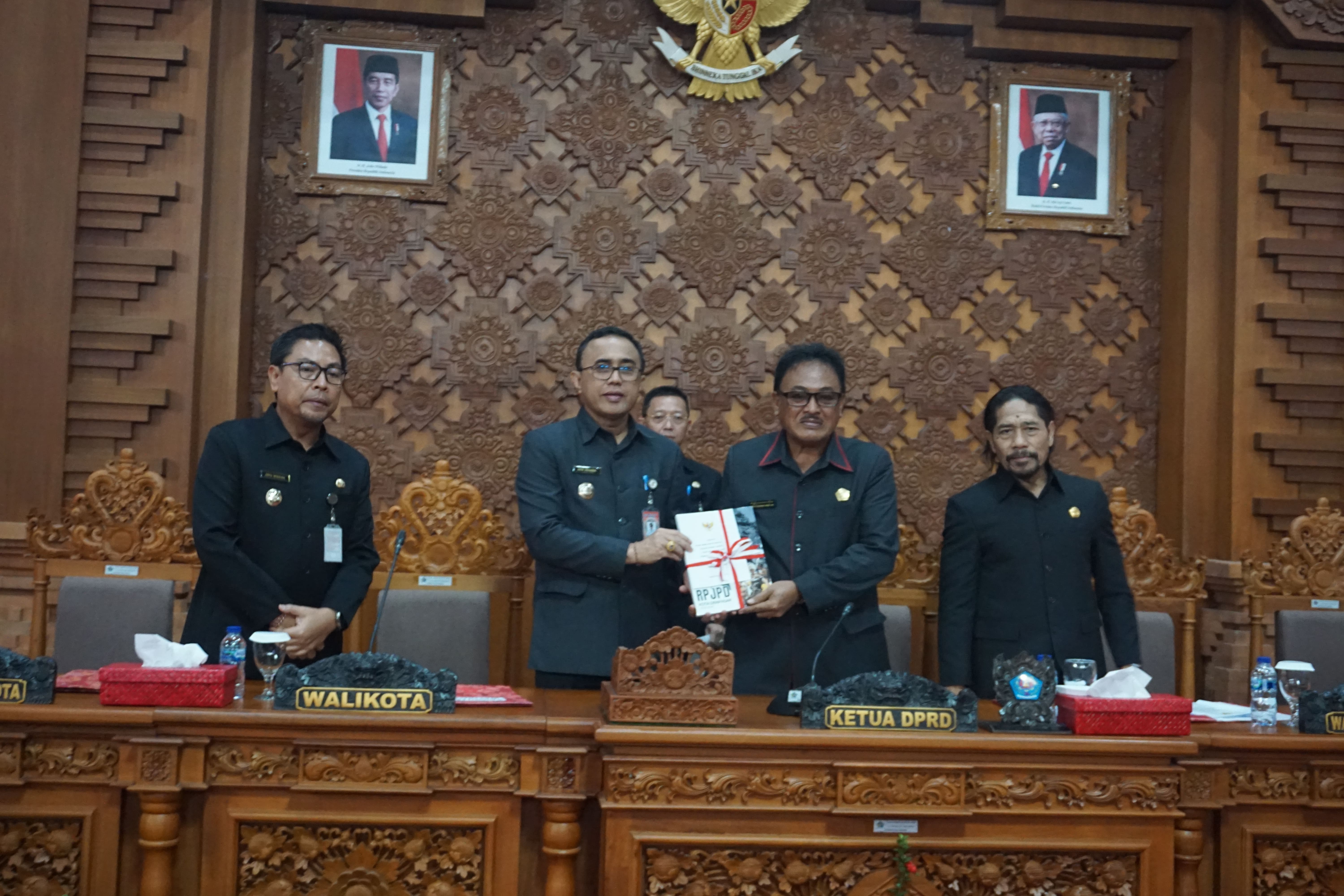 WALIKOTA DENPASAR SAMPAIKAN RANCANGAN VISI PEMBANGUNAN KOTA DENPASAR 20 TAHUN KE DEPAN PADA SIDANG PARIPURNA KE 8 DPRD KOTA DENPASAR