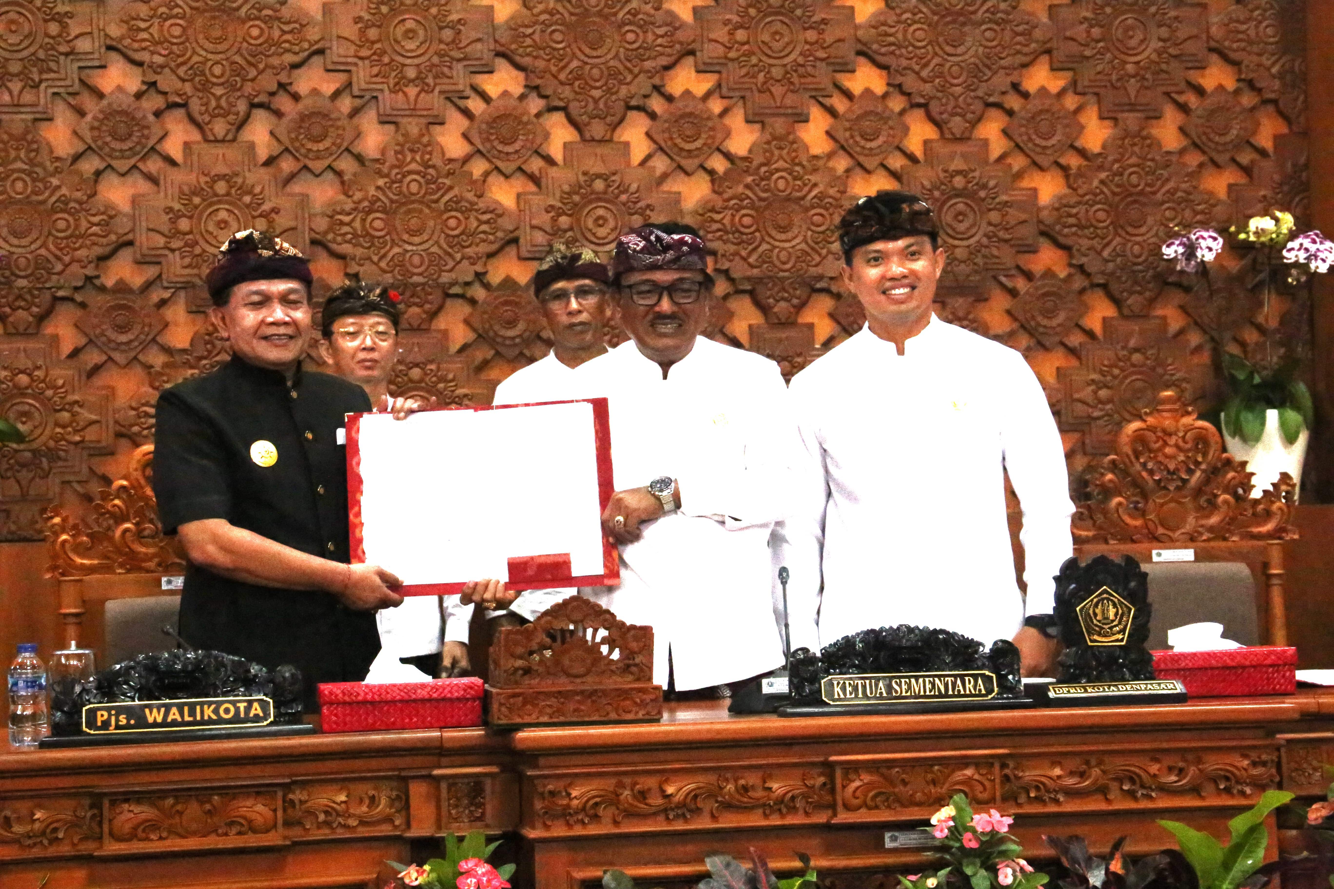RAPAT PARIPURNA DPRD KOTA DENPASAR: Pjs.wALIKOTA DENPASAR SAMPAIKAN PIDATO PENGANTAR TERHADAP RANPERDA APBD KOTA DENPASAR TAHUN ANGGARAN 2025
