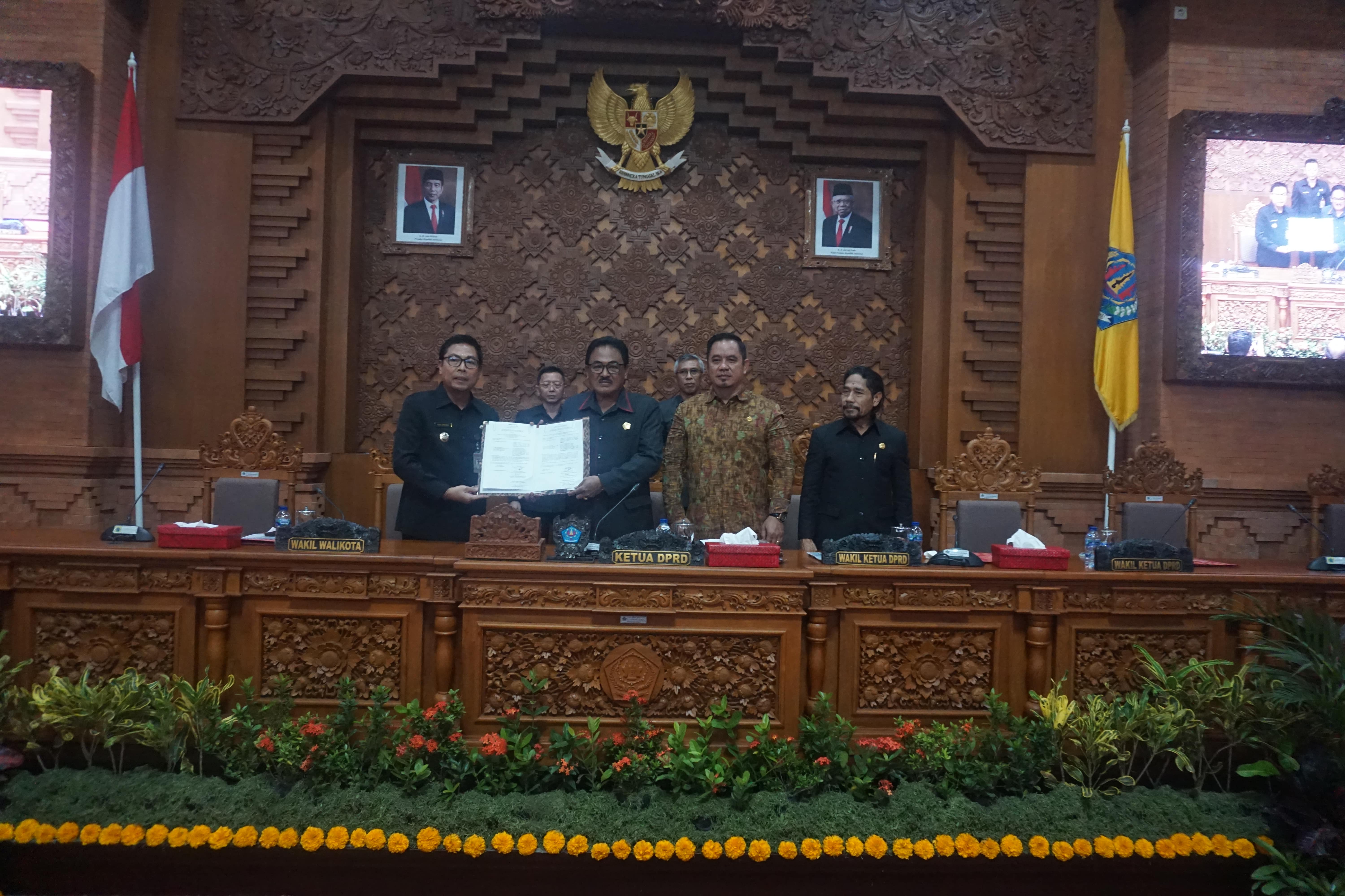 5 RANPERDA DISETUJUI UNTUK DITETAPKAN MENJADI PERDA KOTA DENPASAR PADA RAPAT PARIPURNA KE-13 MASA PERSIDANGAN II DPRD KOTA DENPASAR