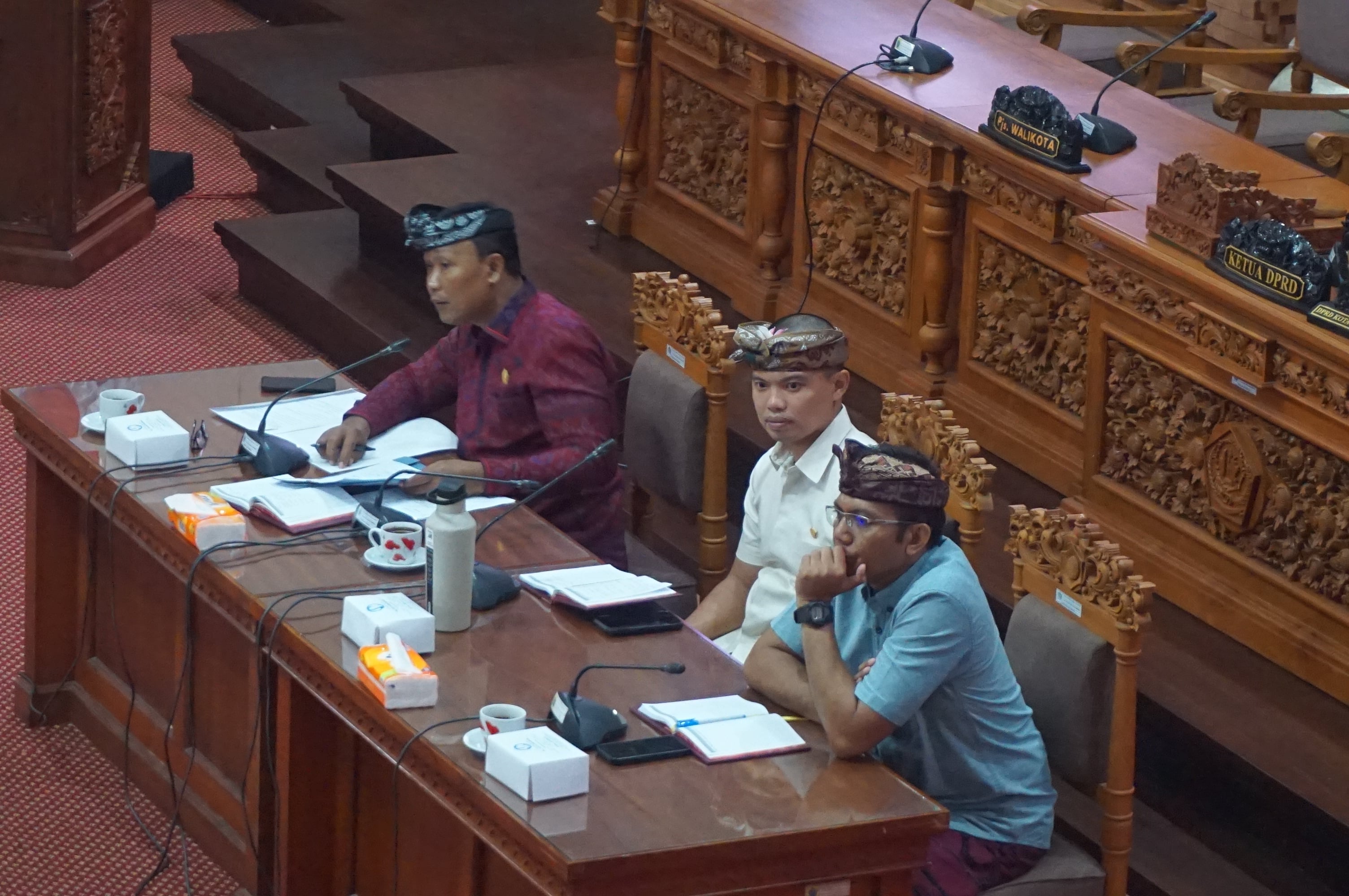 RAPAT KERJA KOMISI II DPRD : PERUSAHAAN UMUM DAERAH DI KOTA DENPASAR PAPARKAN PROGRAM KERJA TAHUN 2024-2025