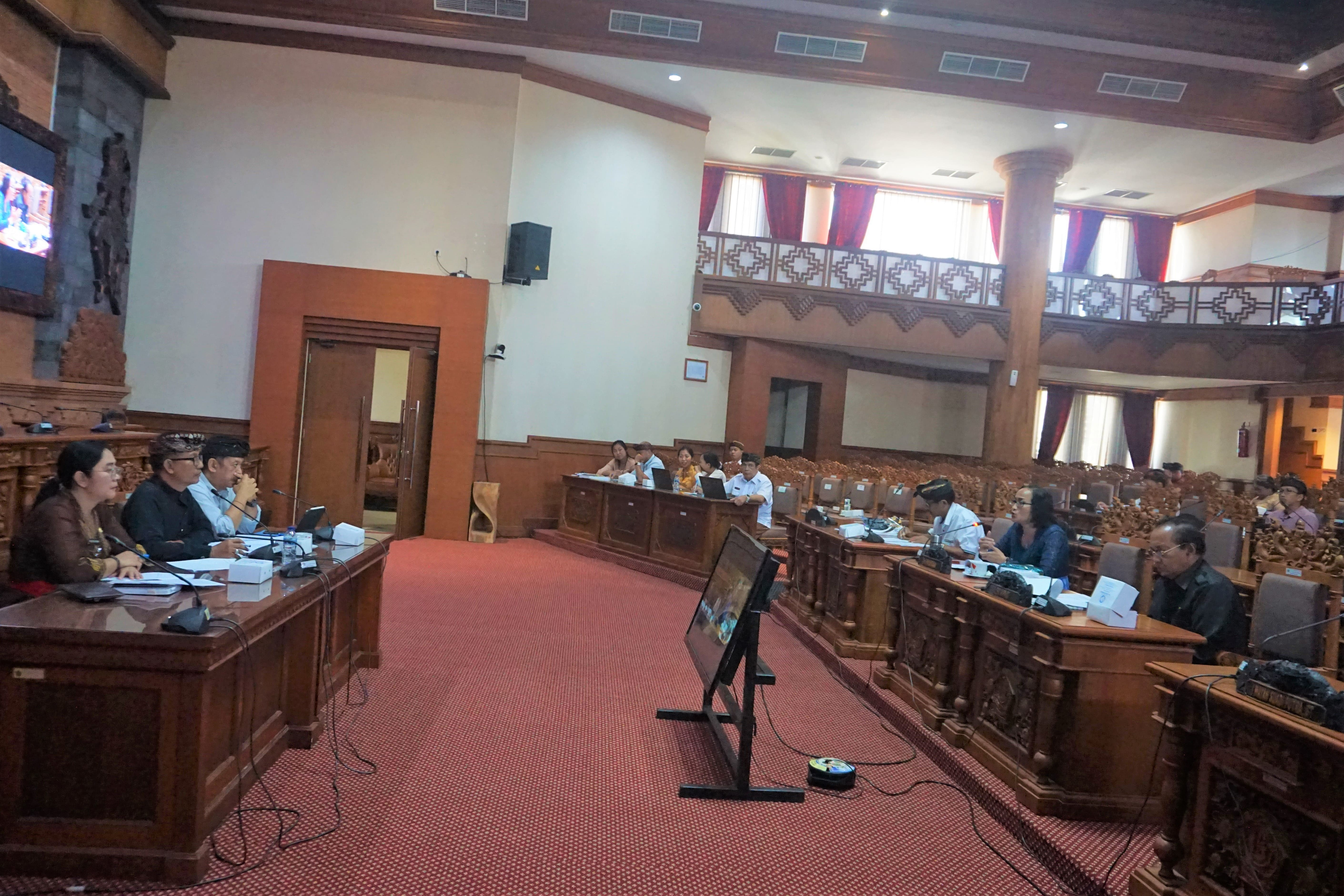 RAPAT KERJA PANSUS XXIX DENGAN PEMERINTAH BAHAS RANPERDA RPJPD KOTA DENPASAR 2025-2045