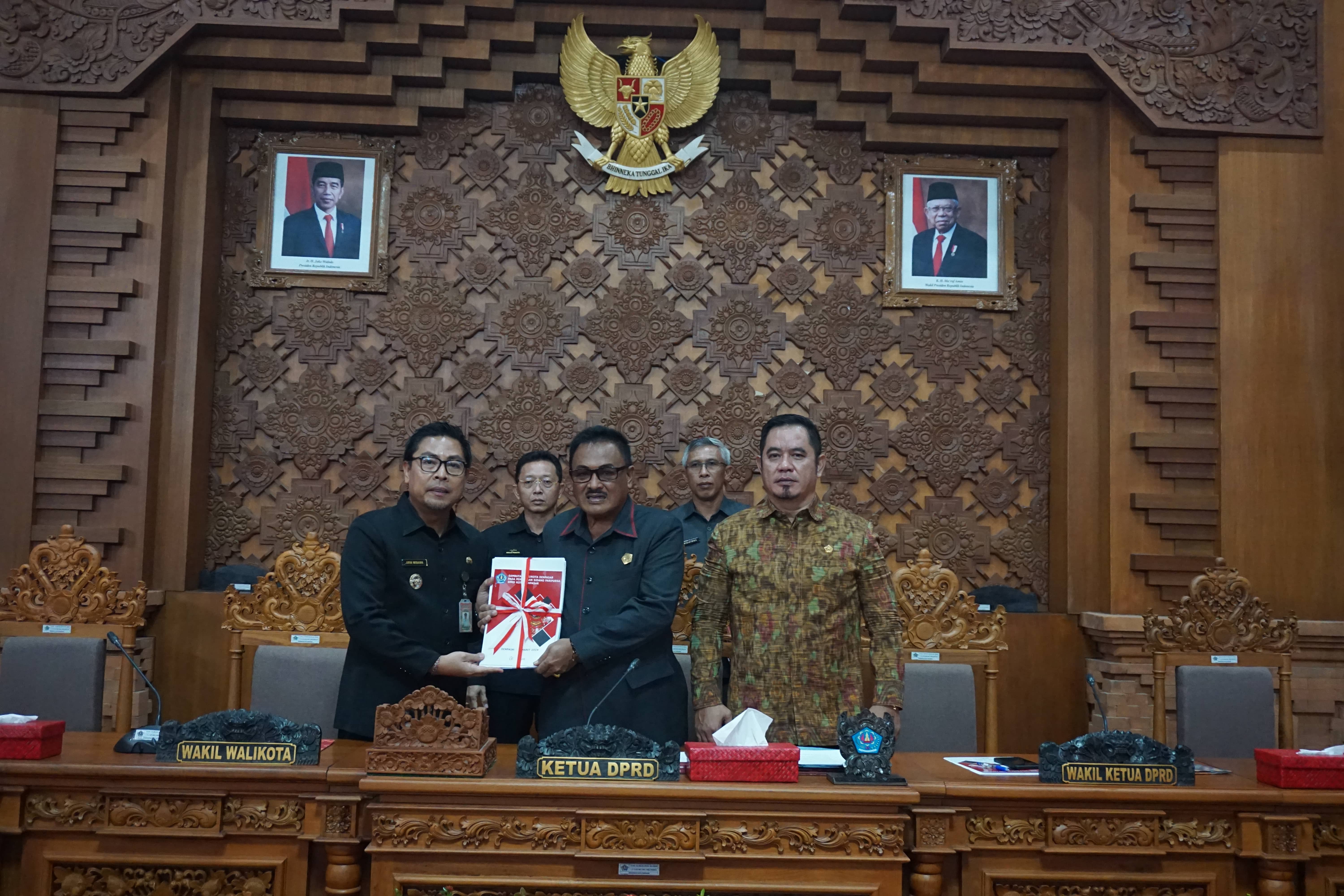3 RANPERDA DIUSULKAN PEMERINTAH DALAM PEMBUKAAN RAPAT PARIPURNA DPRD KOTA DENPASAR