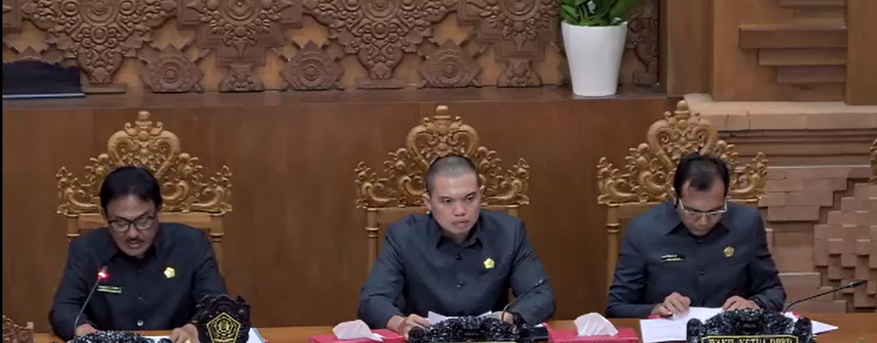 RAPAT PARIPURNA DPRD KOTA DENPASAR SETUJUI RANCANGAN PERATURAN TATIB DPRD DAN KODE ETIK UNTUK DISAHKAN