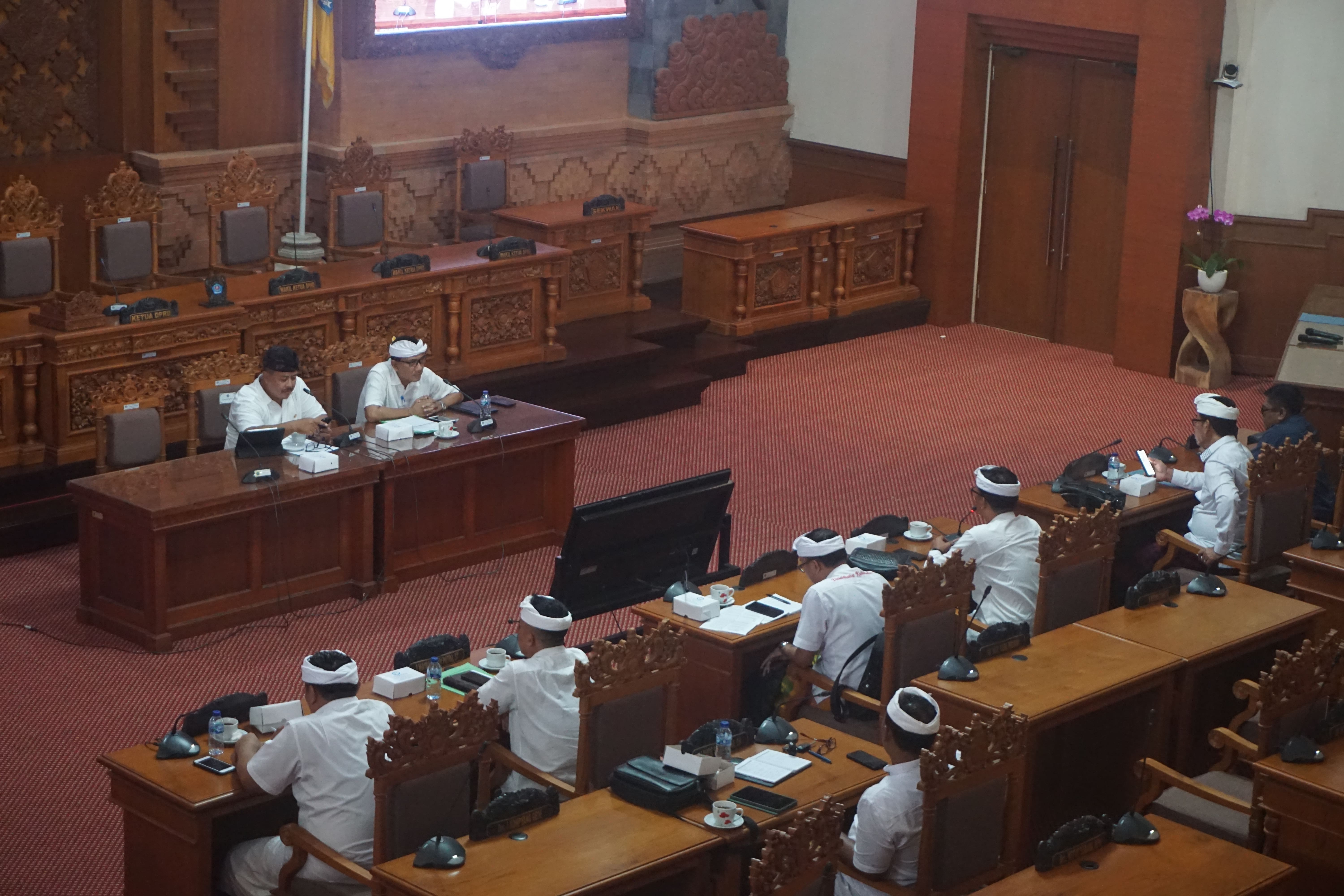 KOMISI I DAN II DPRD KOTA DENPASAR UNDANG BAPENDA BAHAS TARGET PENDAPATAN DAERAH TAHUN 2024