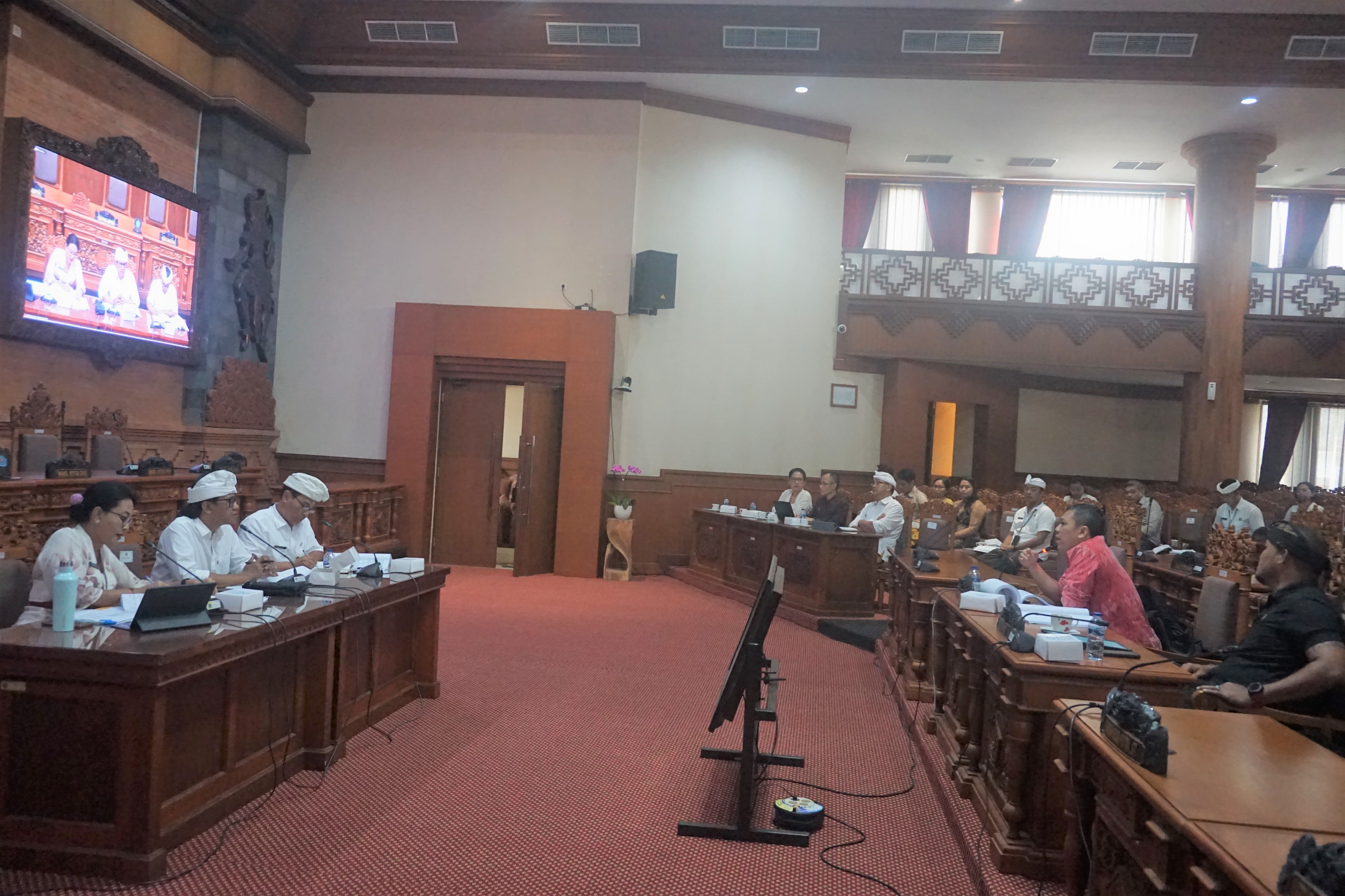 PANSUS XXXI DPRD KOTA DENPASAR RAMPUNGKAN PEMBAHASAN RANPERDA TENTANG PENYELENGGARAAN BANGUNAN GEDUNG