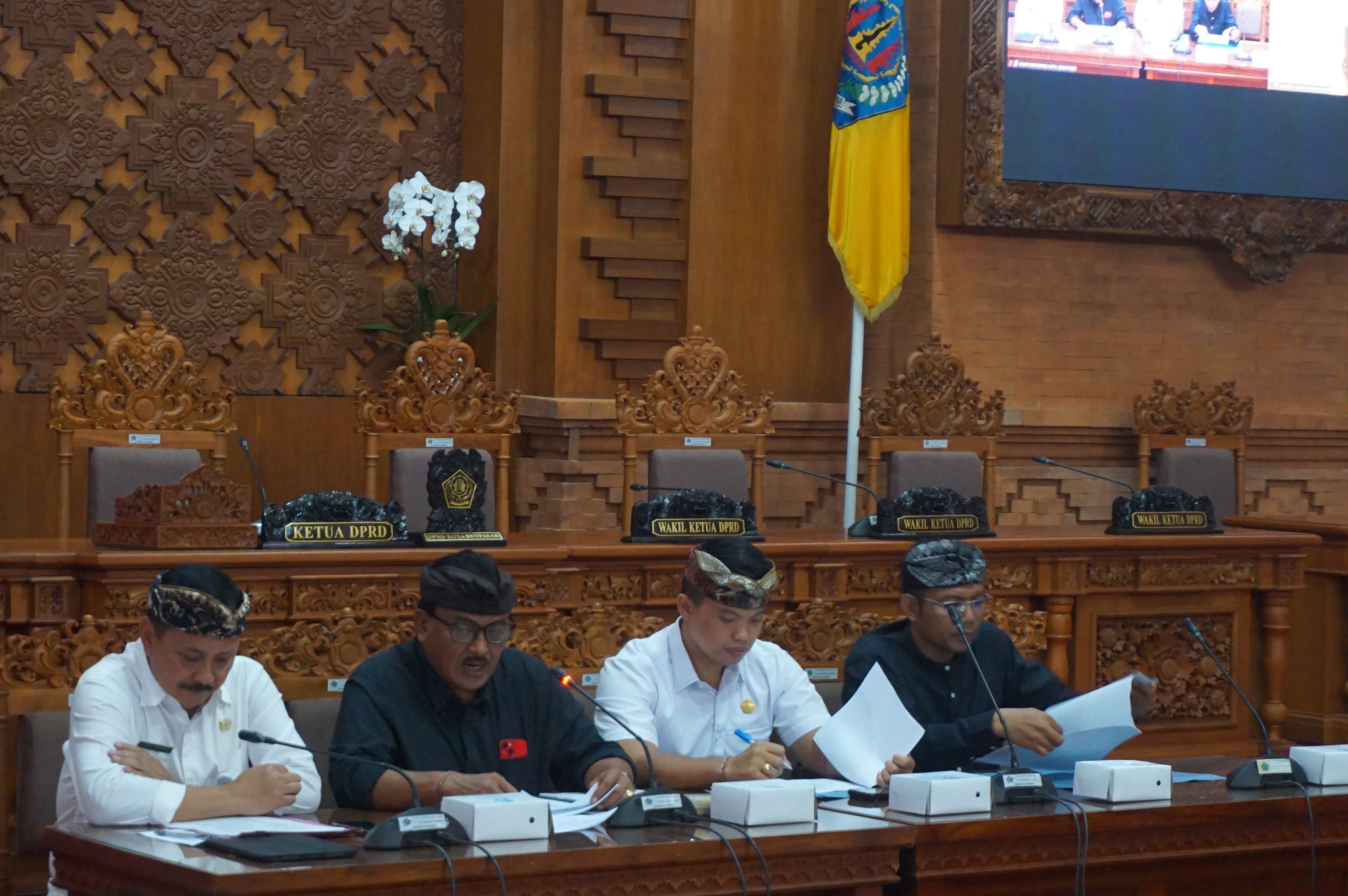 BADAN ANGGARAN DPRD UNDANG TAPD KOTA DENPASAR BAHAS RANPERDA APBD TA 2025