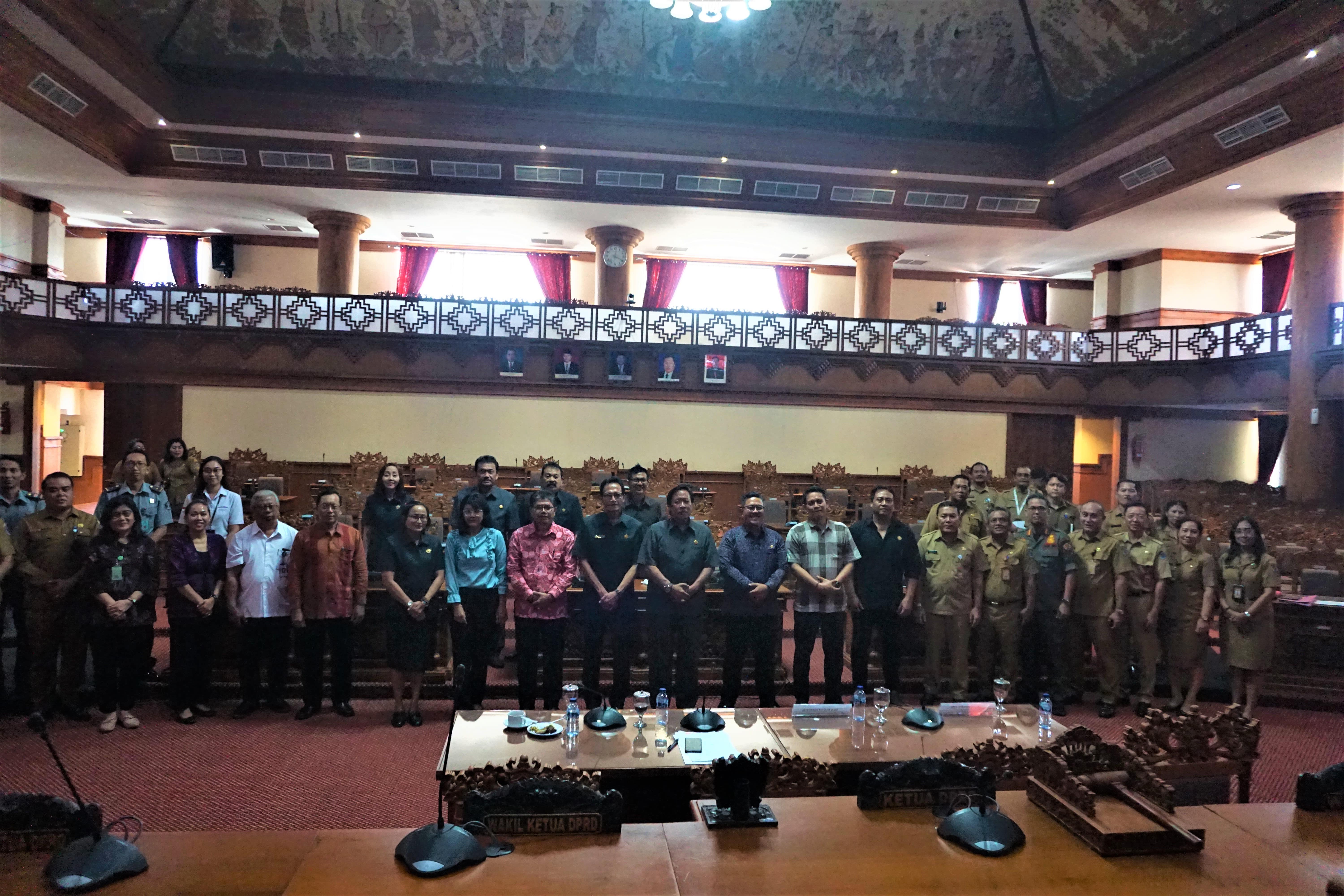 DPRD KOTA DENPASAR GELAR RAPAT DENGAR PENDAPAT UMUM DALAM RANGKA KONSULTASI PUBLIK TERHADAP RANPERDA PERLINDUNGAN TUMBUHAN DAN SATWA UNTUK PULA KERTI