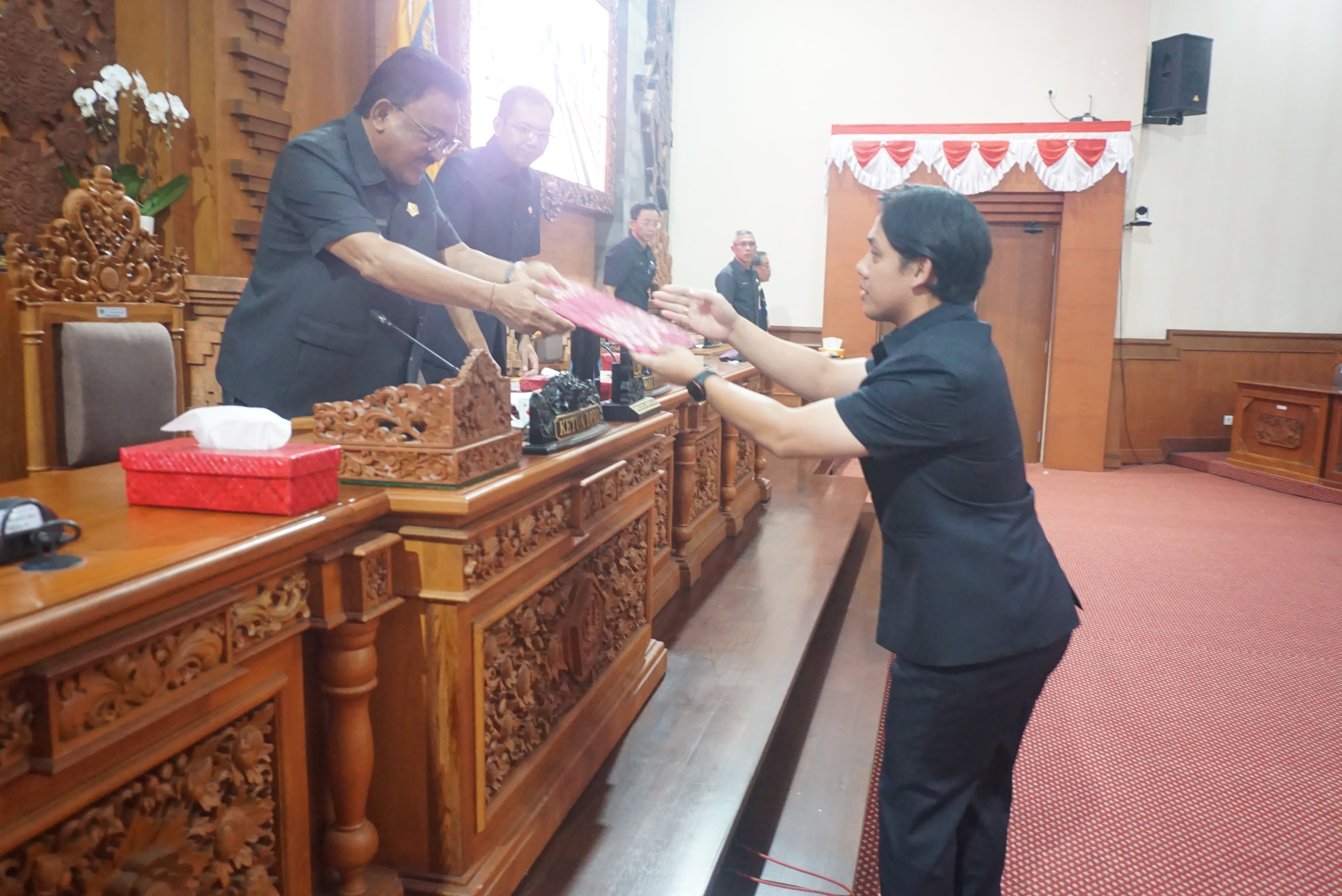 EMPAT FRAKSI LAPORKAN HASIL RESES, RAPAT PARIPURNA DPRD KOTA DENPASAR SETUJUI PENETAPAN PROPEMPERDA TAHUN 2026