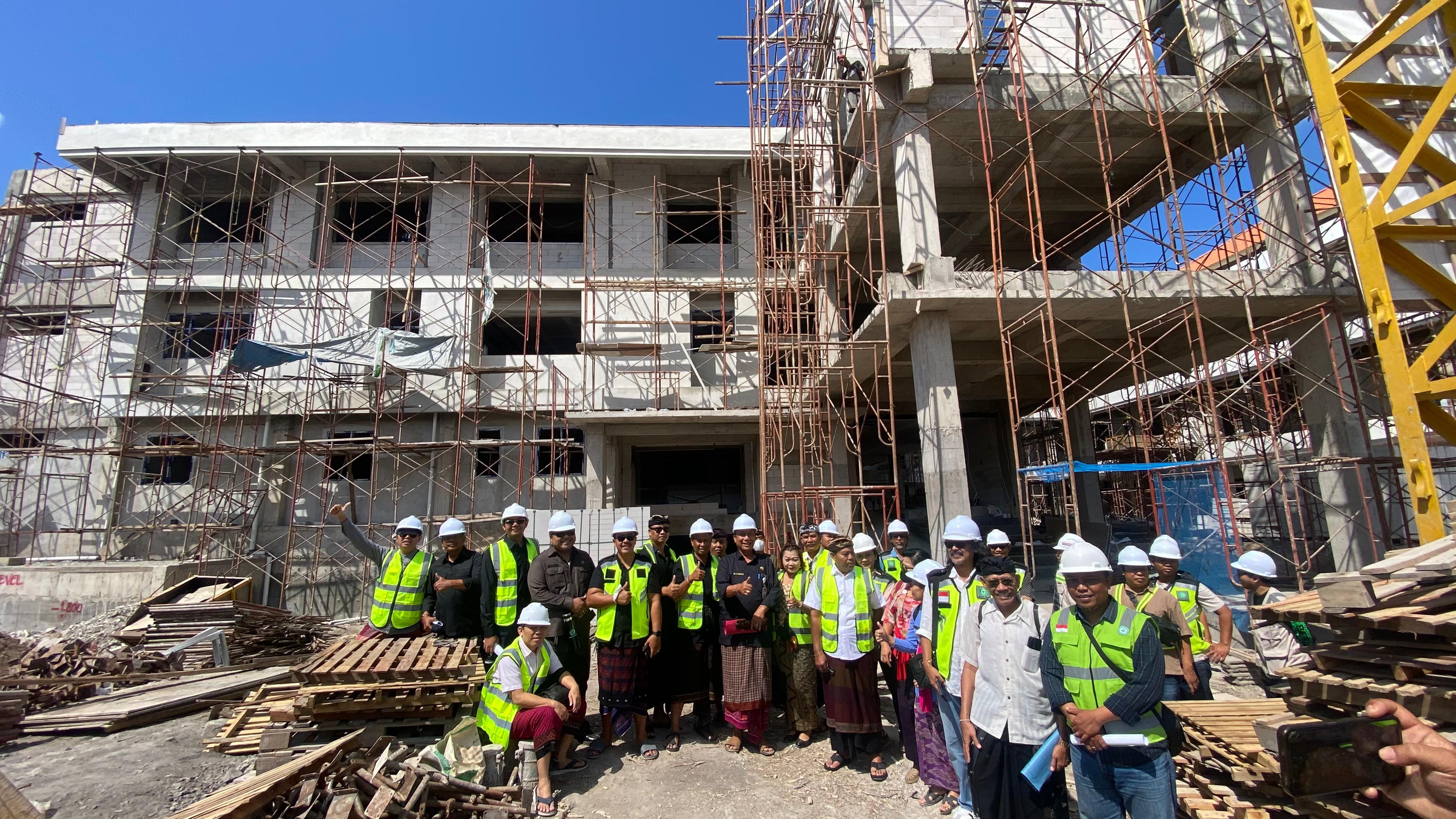 KOMISI III DAN IV DPRD KOTA DENPASAR TINJAU PEMBANGUNAN GEDUNG SMPN 17 DENPASAR