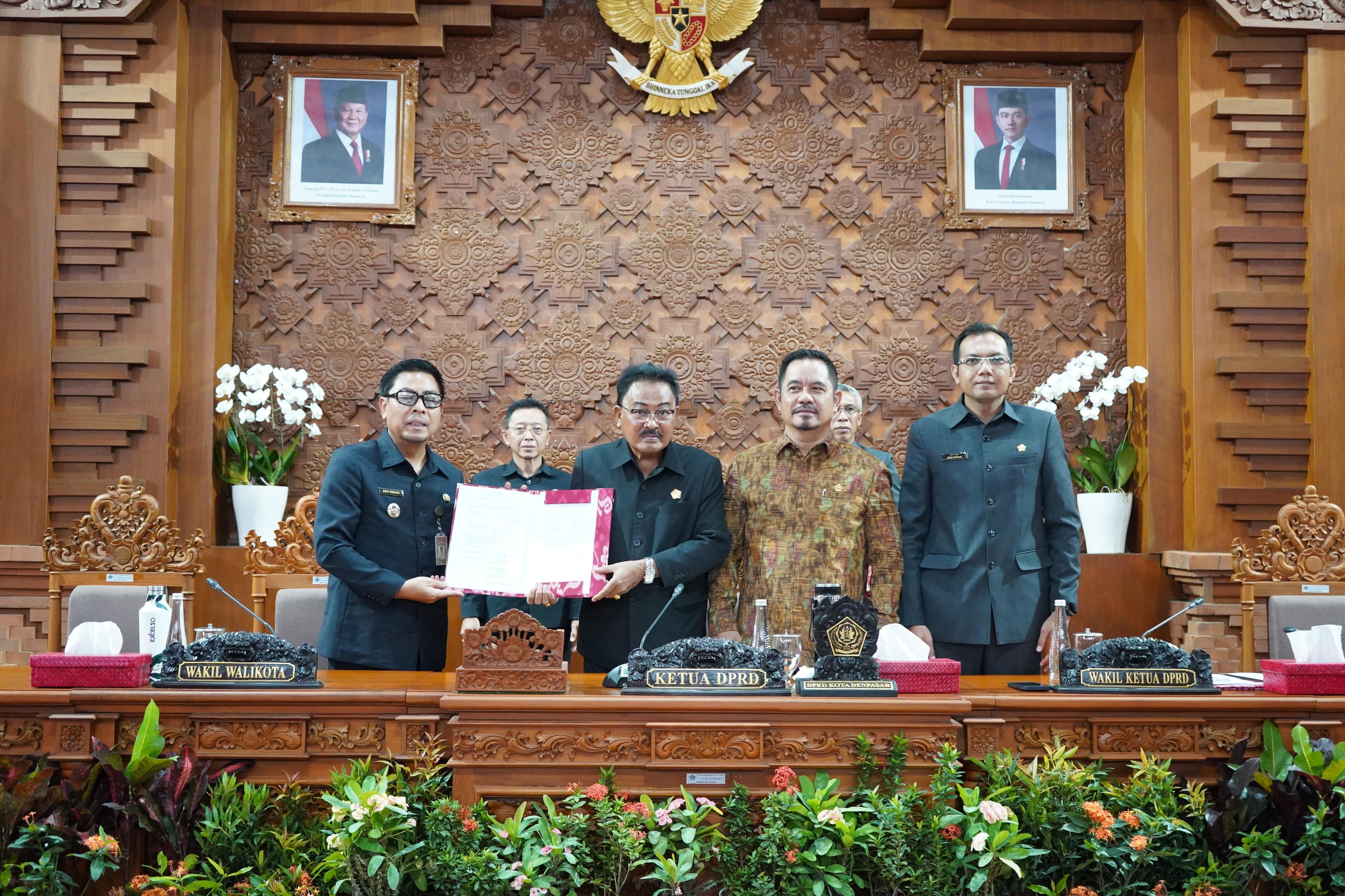 SELURUH FRAKSI DPRD KOTA DENPASAR SEPAKAT MENYETUJUI 2 RANPERDA UNTUK DITETAPKAN MENJADI PERDA