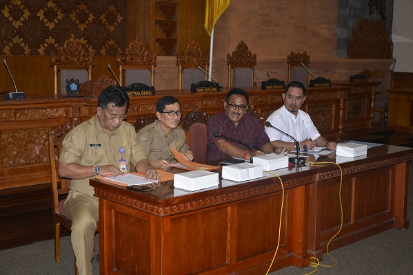 RAPAT KERJA DPRD KOTA DENPASAR DENGAN DESA SANUR KAUH.
