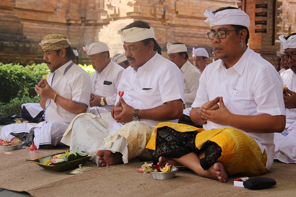 PURNAMA SASIH KETIGA PIODALAN RING KANTOR DPRD KOTA DENPASAR