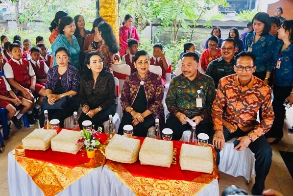 PEMERINTAH KOTA DENPASAR MENGGELAR GERAKAN GEMAR MAKAN IKAN