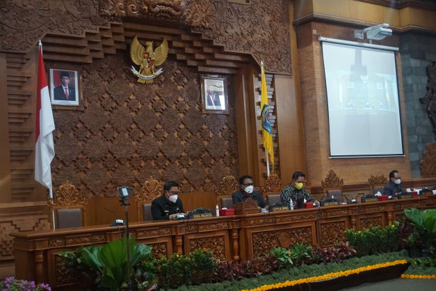 RAPAT PARIPURNA KE - 29 MASA PERSIDANGAN III DPRD KOTA DENPASAR. SELURUH FRAKSI SETUJUI LIMA RANPERDA.