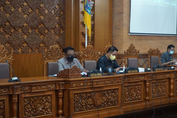 RAPAT PARIPURNA INTERNAL DPRD KOTA DENPASAR.  LAPORAN PANSUS XVIII.