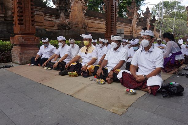 PIODALAN DI PADMASANA KANTOR DPRD KOTA DENPASAR.