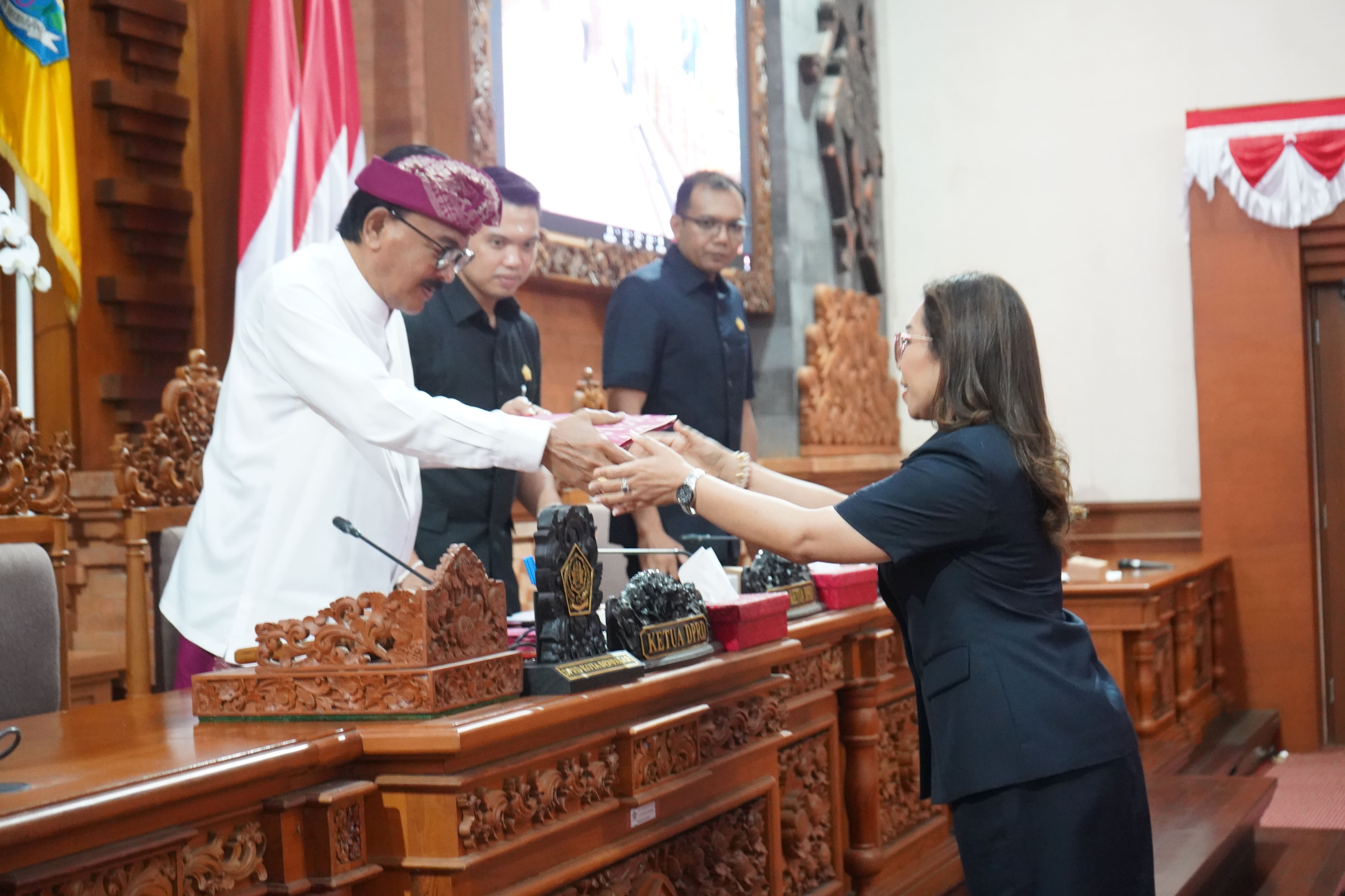 RAPAT PARIPURNA DPRD DENPASAR AGENDAKAN, PENYAMPAIAN LAPORAN PANSUS VIII DAN PANSUS IX 